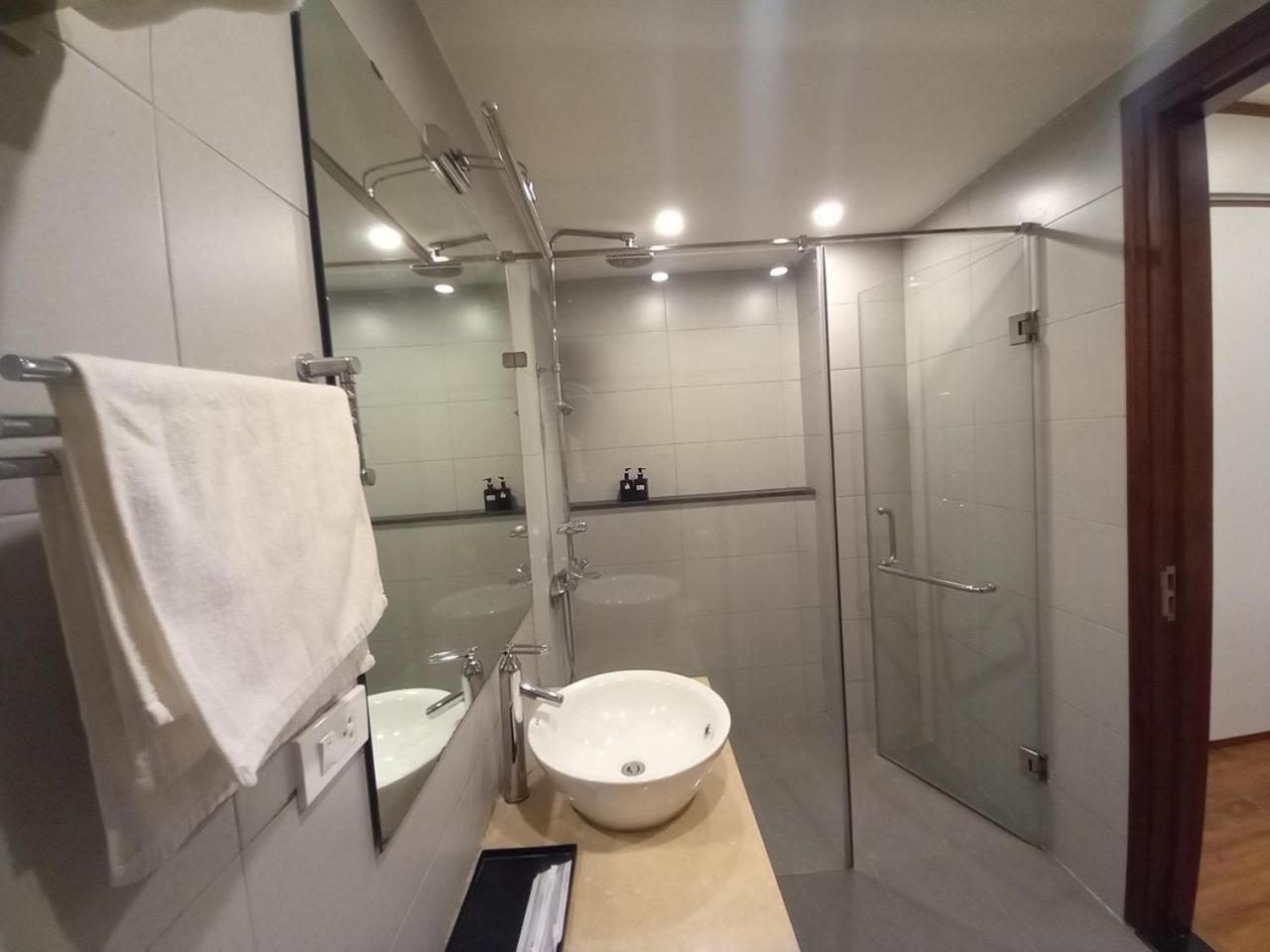 Luxe Paradise Residence Trinh Cong Son ハノイ市 エクステリア 写真